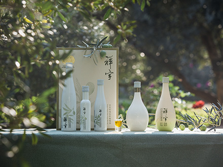祥宇特級(jí)初榨橄欖油，純手工采摘、精選優(yōu)質(zhì)油橄欖鮮果，用意大利貝亞雷斯全自動(dòng)設(shè)備物理冷榨工藝，在鮮果采摘后8小時(shí)內(nèi)限時(shí)鮮榨而成。