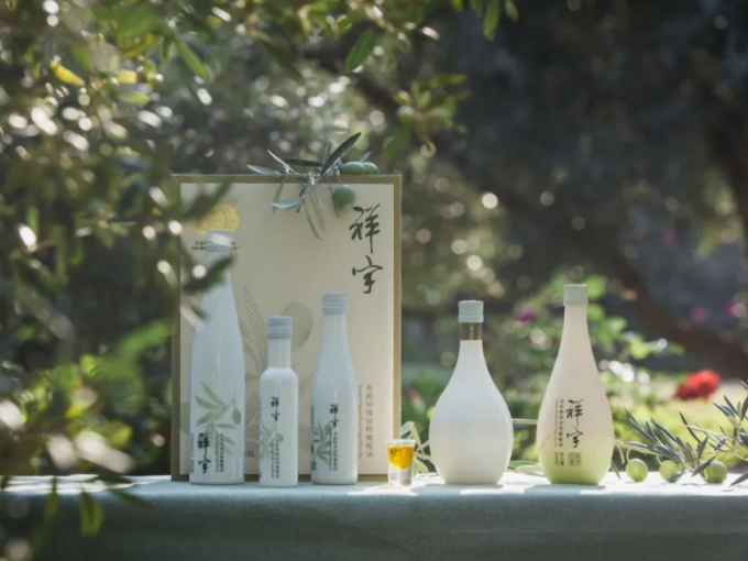 從甘肅隴南的青山幽谷，到一線(xiàn)城市的高端賣(mài)場(chǎng)；從一顆油橄欖在晨露中初綻的青澀，到一..
